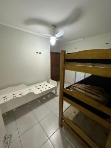 Tempat tidur dalam kamar di Casa com piscina natural com jacuzzi e área de lazer