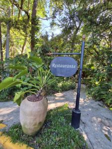 Kebun di luar Casa com piscina natural com jacuzzi e área de lazer