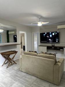 Televisi dan/atau pusat hiburan di Casa com piscina natural com jacuzzi e área de lazer