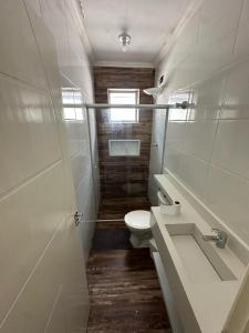 Kamar mandi di Casa com piscina natural com jacuzzi e área de lazer