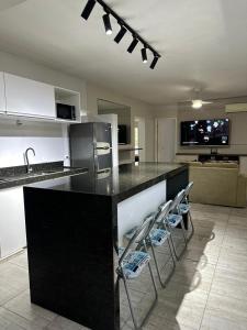 Dapur atau dapur kecil di Casa com piscina natural com jacuzzi e área de lazer
