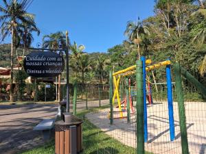 Area permainan anak di Casa com piscina natural com jacuzzi e área de lazer