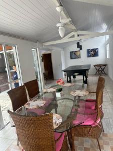Area tempat duduk di Casa com piscina natural com jacuzzi e área de lazer