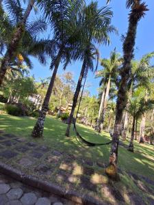 Kebun di luar Casa com piscina natural com jacuzzi e área de lazer