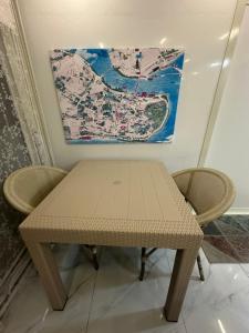 イスタンブールにあるDream Flatのテーブルと椅子2脚、壁紙地図