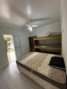 Tempat tidur dalam kamar di Casa com piscina natural com jacuzzi e área de lazer
