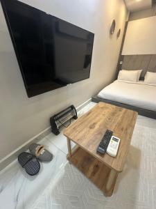 イスタンブールにあるDream Flatのテレビと木製のコーヒーテーブルのある部屋