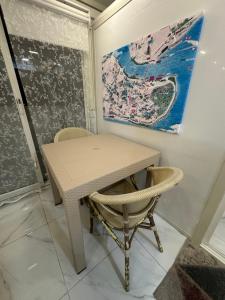 イスタンブールにあるDream Flatの絵画のある部屋のテーブルと椅子 +33枚の写真