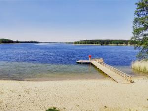 a dock on a large body of water at Domek Letniskowy nad jeziorem Głuszyńskim in Orle