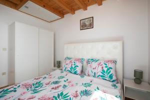 una camera con letto e lenzuola rosa e verdi di Countryside apartment manu a Pola