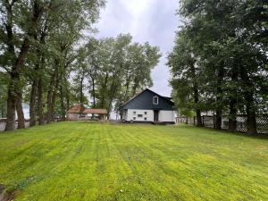 Κήπος έξω από το Villa Poilsinė