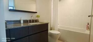 ein Badezimmer mit Toilette, Waschbecken und Badewanne in der Unterkunft Fabulous and convenient 2B2B close to Richmond center in Richmond