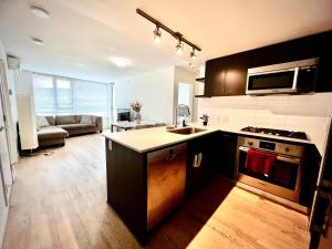 eine Küche mit Spüle und Herd oberen Backofen in der Unterkunft Fabulous and convenient 2B2B close to Richmond center in Richmond + 7 Fotos