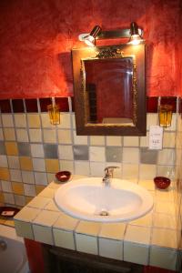 Pierrerue的住宿－Le Jas des Nevières，一间带水槽和镜子的浴室