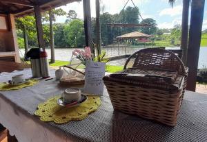 a table with a wicker basket and a table with tea at Chalet del lago Don Asterio in Ciudad del Este