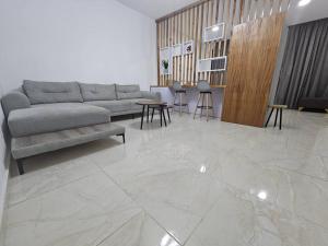 Una sala de estar con un sofá, una mesa y sillas. en Bark luxury apartments Abidjan Attoban 2, en Abiyán 1 foto más