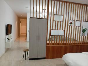 Un dormitorio con una cama y un televisor en una habitación. en Bark luxury apartments Abidjan Attoban 2, en Abiyán