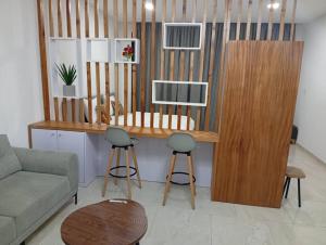Una sala de estar con un escritorio con un sofá y sillas. en Bark luxury apartments Abidjan Attoban 2, en Abiyán