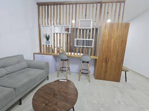 una sala de estar con un sofá y una mesa en Bark luxury apartments Abidjan Attoban 2, en Abiyán