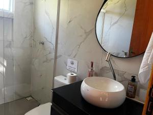 Bilik mandi di Cabana Refúgio das Águas