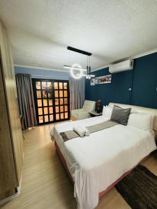 Postel nebo postele na pokoji v ubytování Joy Guesthouse Mabote