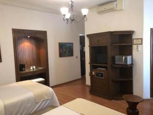 TV a/nebo společenská místnost v ubytování HOTEL MI SOLAR EJECUTIVO