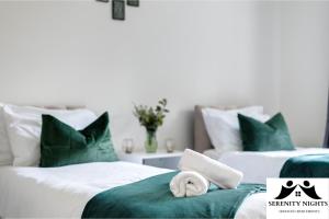 a bedroom with two beds with green and white at Modern 1 bedroom apartment in South Croydon in Croydon