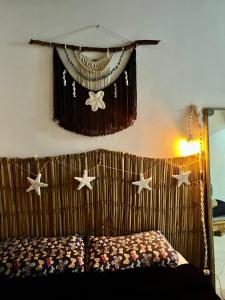 une chambre avec un lit avec des étoiles sur le mur dans l'établissement Kitnet Boraceia mar e sol, à Bertioga