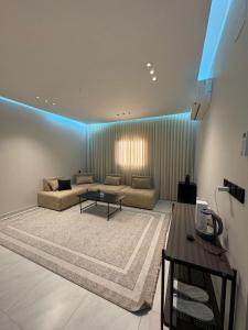 ein Wohnzimmer mit Sofa und Tisch in der Unterkunft Hotel studios in Al-'Ula