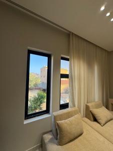 ein Schlafzimmer mit einem Bett, einem Fenster und einem Stuhl in der Unterkunft Hotel studios in Al-'Ula + 10 Fotos