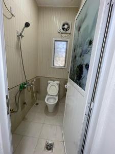 Vannituba majutusasutuses استديو بالخوير