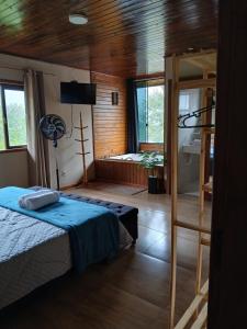 una camera da letto con un letto e un bagno con vasca di Casa Visconde 2 a Visconde De Maua