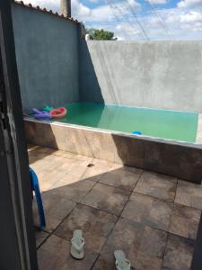 einen Pool mit Pool in der Unterkunft aconchegante casa - lagoinha in Nova Iguaçu