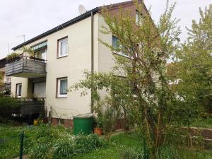 a house with a green trash can in front of it at 4 Zimmerwohnung 81m2 Nähe Stuttgart Airport Messe, Esslingen, Stadtbahn U7 in Ostfildern
