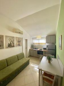 Kuchyňa alebo kuchynka v ubytovaní Apartments Maria Kukljica