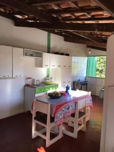eine Küche mit einem Tisch mit einer Schüssel Essen drauf in der Unterkunft Fazenda Engenho in Pirenópolis
