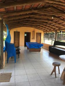 ein Wohnzimmer mit einem blauen Sofa und einem Tisch in der Unterkunft Fazenda Engenho in Pirenópolis