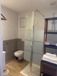 Ένα μπάνιο στο Studio cosy, résidence de tourisme avec piscine +35 φωτογραφίες