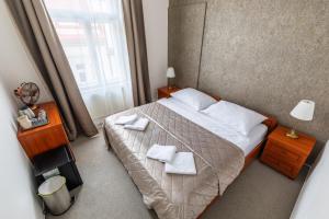 Tempat tidur dalam kamar di Kafka Prague rooms