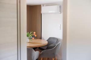 a dining room with a wooden table and chairs at CASA BENJI - geräumige FeWo - Landhausstil - Familien - Garten - Parkplatz in Pirna +29 photos