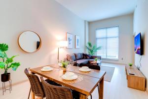 Et tv og/eller underholdning på Convenient Apartment Near Major Sights