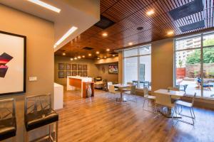 Et opholdsområde på Convenient Apartment Near Major Sights + 17 billeder