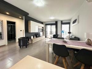 una cucina e un soggiorno con tavolo e sedie di Oasis Beach nice ground floor bungalow overlooking the pool and garden a Playa Flamenca Altre 38 foto