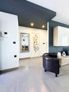 un soggiorno con un divano in pelle e un tavolo di Oasis Beach nice ground floor bungalow overlooking the pool and garden a Playa Flamenca
