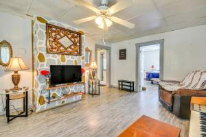 ein Wohnzimmer mit einem TV und einem Sofa in der Unterkunft Pet-Friendly Home with Grill and Porch in Martinsville in Martinsville