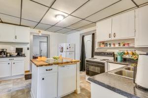 eine Küche mit weißen Schränken und weißen Geräten in der Unterkunft Pet-Friendly Home with Grill and Porch in Martinsville in Martinsville