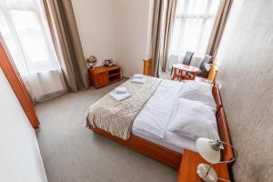 Tempat tidur dalam kamar di Kafka Prague rooms