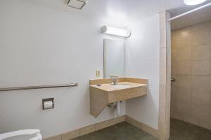 Koupelna v ubytování Motel 6-Holbrook, AZ