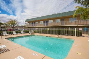Bazén v ubytování Motel 6-Holbrook, AZ nebo v jeho okolí