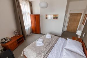 Tempat tidur dalam kamar di Kafka Prague rooms
